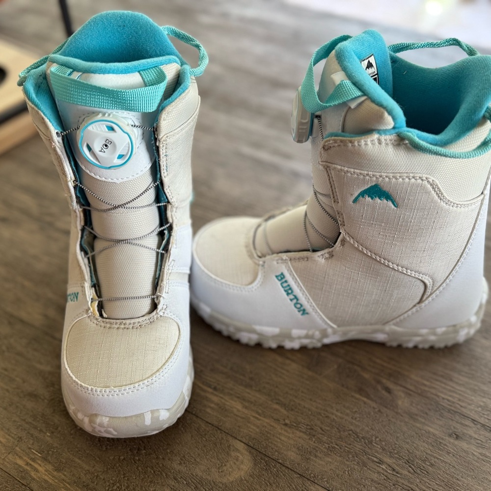 Burton Kids Size 2 Grom BOA White and Blue Snowboard Boots